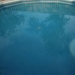 Água da piscina leitosa, opaca ou esbranquiçada