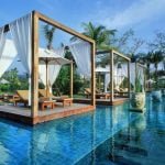 The Sarojin, Tailândia – A luxuosa piscina do The Sarojin tem borda infinita, lounges de jacuzzi e três diferentes pavilhões