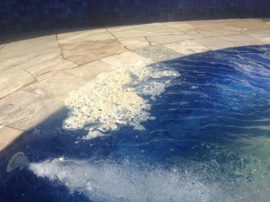 Tratar da água da piscina gordurosa, com óleo na superfície