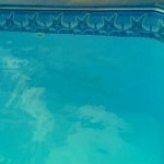 Mancha na piscina causada por defeito de fabricação do vinil