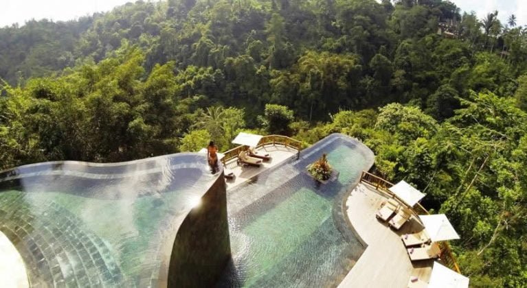 Piscina suspensa do Hanging Gardens Ubud, na Indonésia